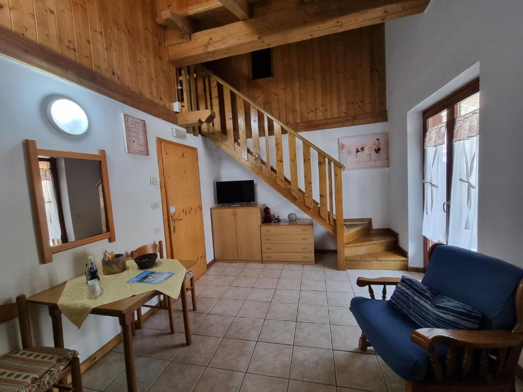 TV a/nebo společenská místnost v ubytování Camera Adamello 3