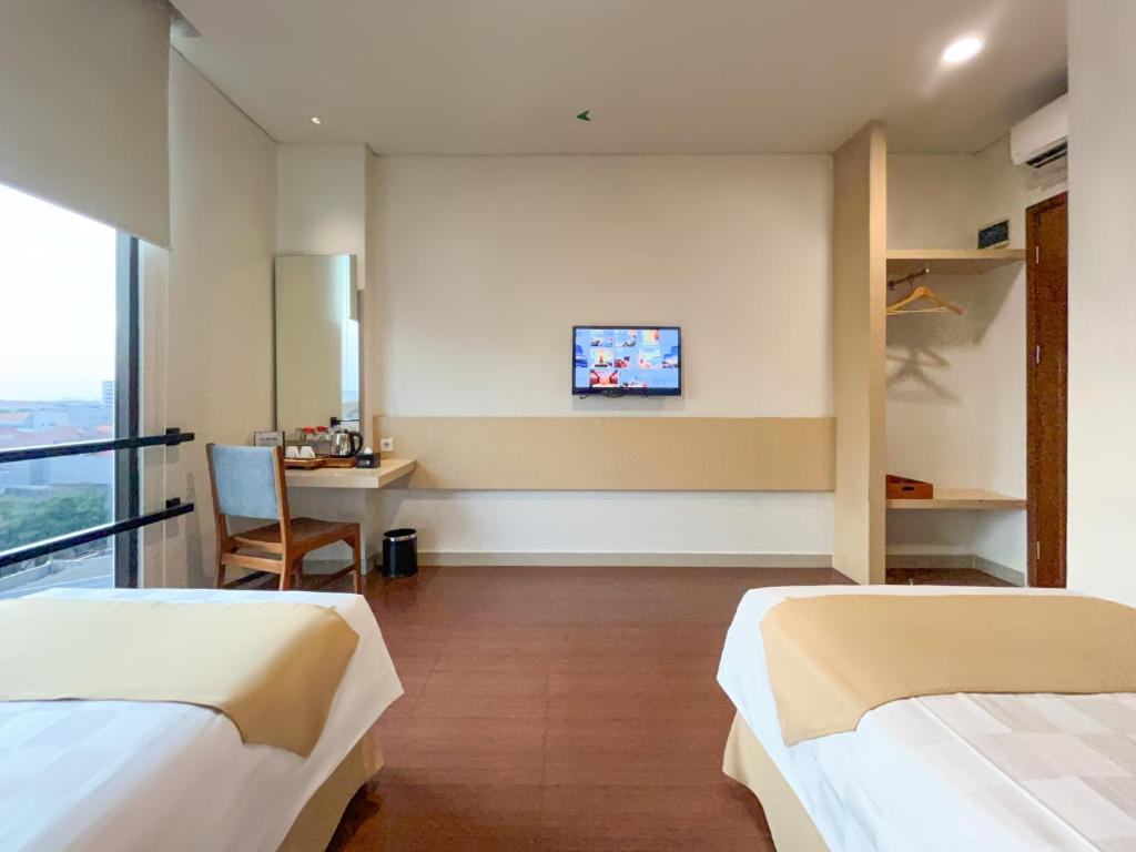 Rúm í herbergi á Hotel 88 Embong Malang Tunjungan Surabaya by WH - Breakfast with The Best View on The Highest Floor and Strategic Location in The City Center