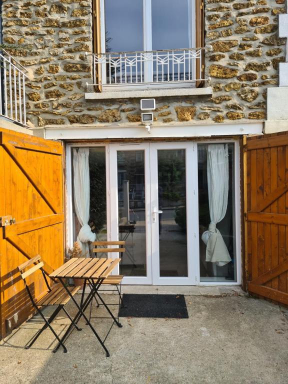 une paire de chaises assises devant une porte dans l'établissement 2 Adorables appartements proches de Paris et Disneyland, à Villiers-sur-Marne