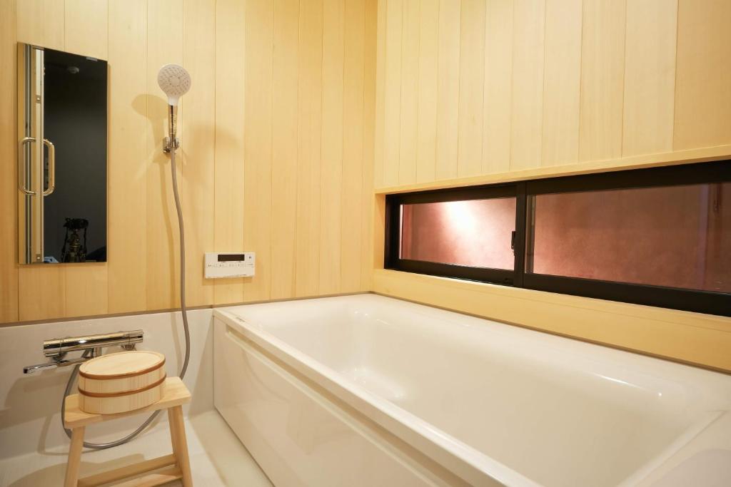 un bagno con vasca e microfono di Bed and Craft a Nanto