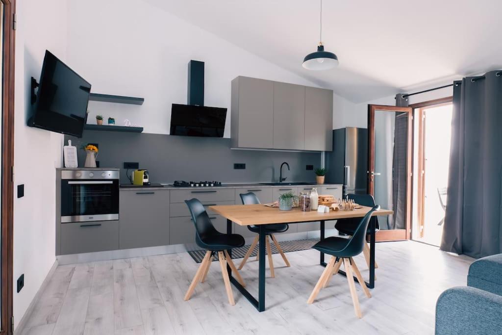 ムラヴェーラにあるAppartamento Le Margheriteの部屋にテーブルと椅子のあるキッチン