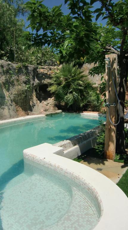 une grande piscine avec une piscine bleue dans l'établissement Casa Louise - Piscine et jacuzzi privatifs, à Sainte-Maxime