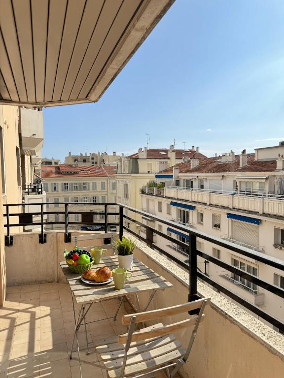 une table et des chaises sur un balcon avec vue dans l'établissement Magnifique logement au centre de Cannes POR1897, à Cannes
