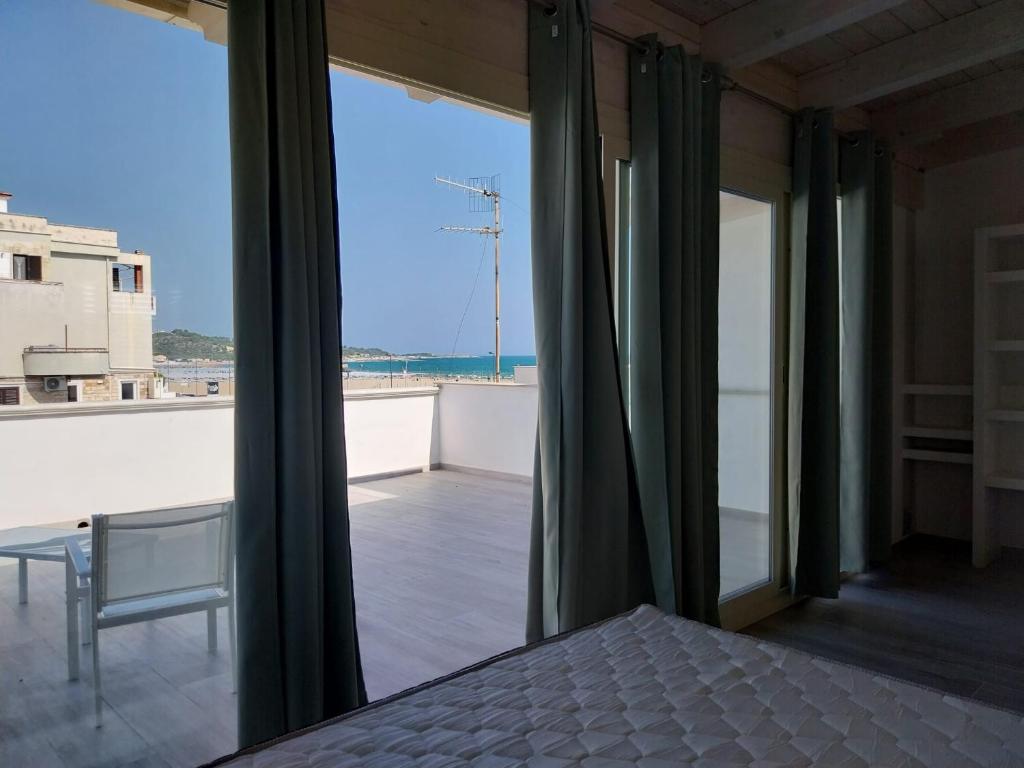 Pokój z balkonem z widokiem na ocean w obiekcie Appartamenti Via Venezia w mieście Vieste