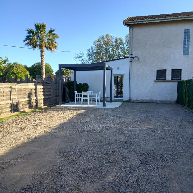 un patio avec une table et des chaises dans un bâtiment dans l'établissement appartement 60m2, 15km mer 2lits parking gratuit, à Montblanc