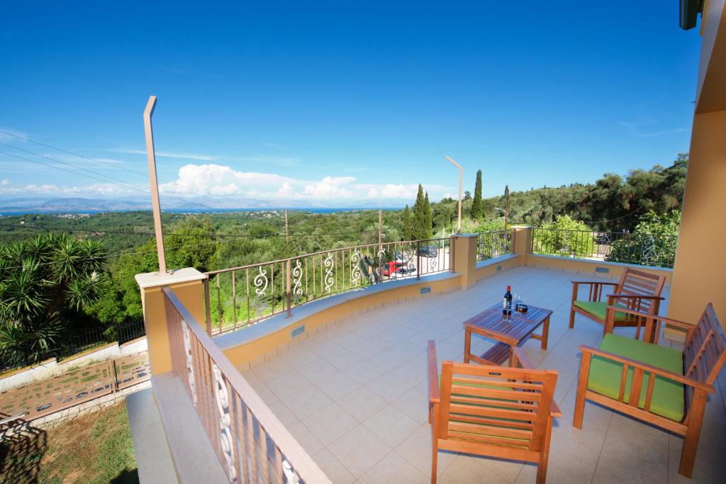 Μπαλκόνι ή βεράντα στο Happy Holiday House