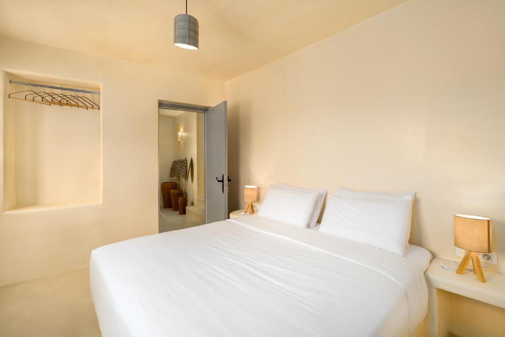 Postel nebo postele na pokoji v ubytování Eolithos Exclusive Suites