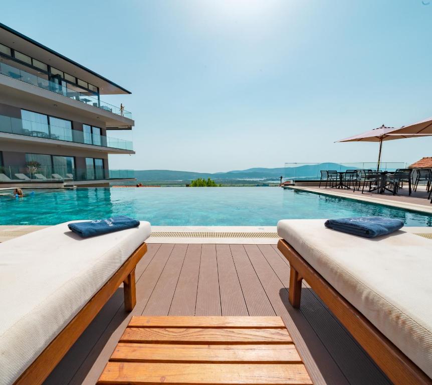 Bazén v ubytování Royal Blue Resort & Residences nebo v jeho okolí