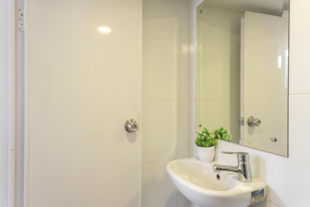 Koupelna v ubytování Mono Coliving at BSD City