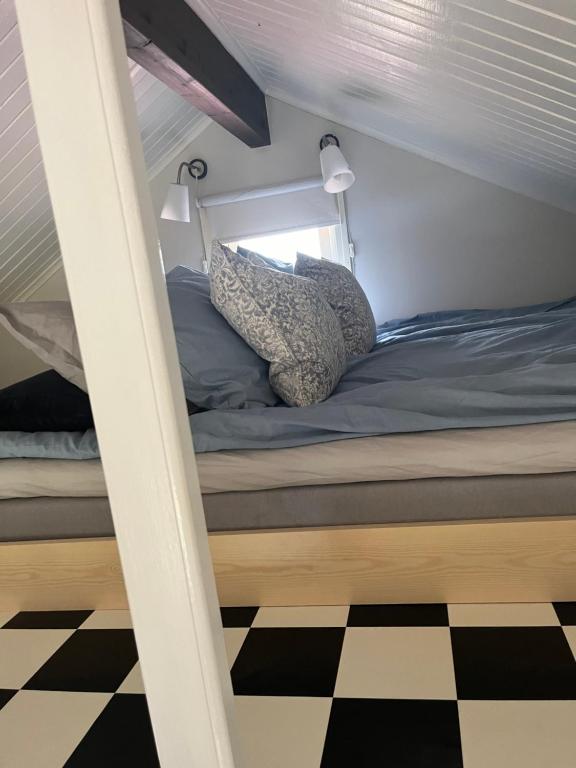 Postel nebo postele na pokoji v ubytování Flickan från havet
