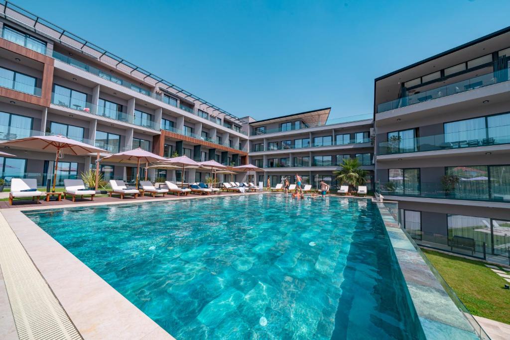 Bazén v ubytování Royal Blue Resort & Residences nebo v jeho okolí