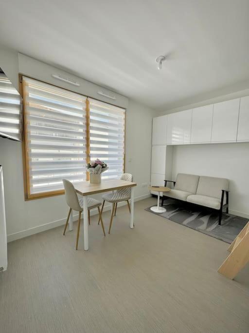 un salon avec une table et un canapé dans l'établissement Studio neuf en bord de Seine, à Rouen