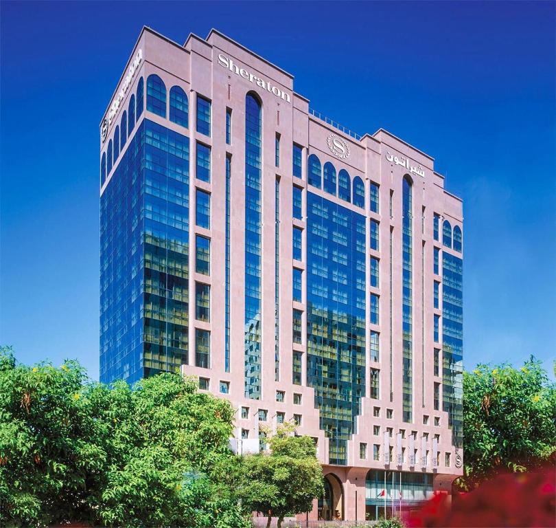un edificio grande con muchas ventanas en Sheraton Khalidiya Hotel, en Abu Dabi