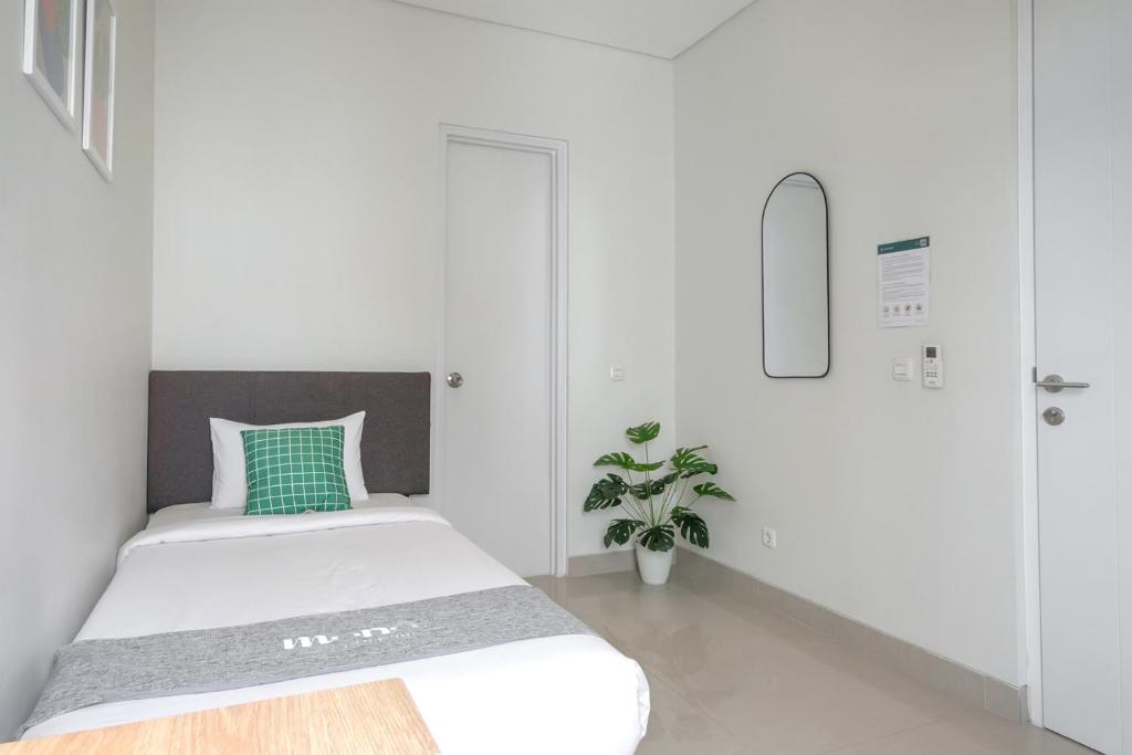 Postel nebo postele na pokoji v ubytování Mono Coliving at BSD City