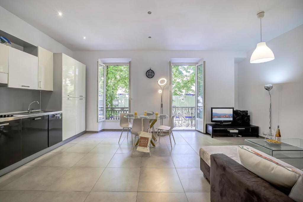 un salon avec un canapé et une table dans l'établissement Maison Bianchi - Place Marshall, à Nice