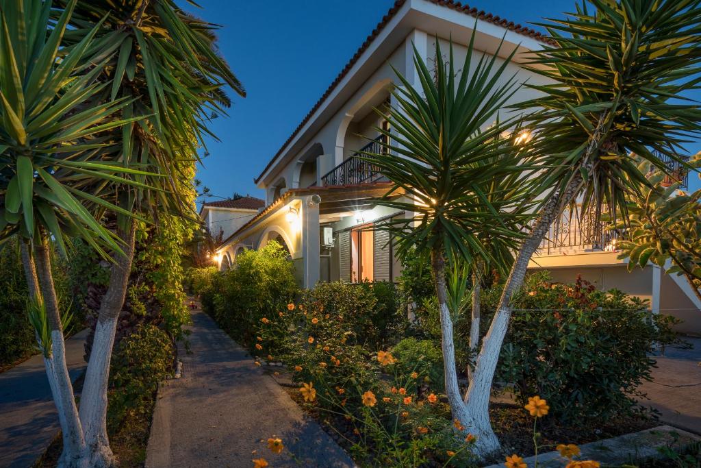 una casa con palme di fronte di Tota Studios a Tsilivi
