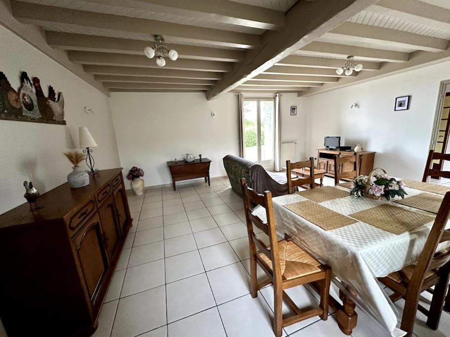 un salon avec une table et une salle à manger dans l'établissement Maison de campagne proche Vichy, à Saint-Étienne-de-Vicq