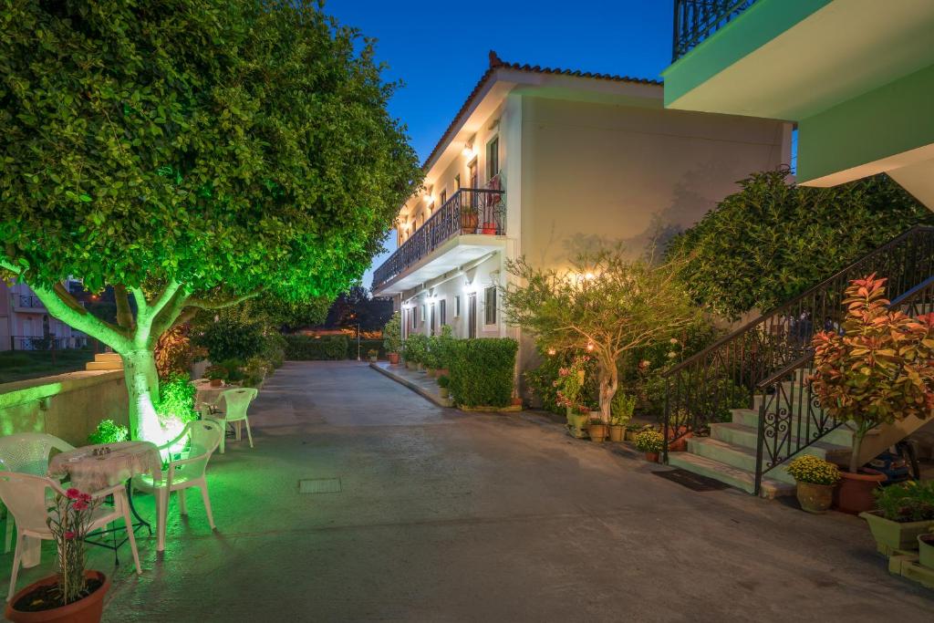 un cortile di un edificio con sedie e alberi di Tota Studios a Tsilivi