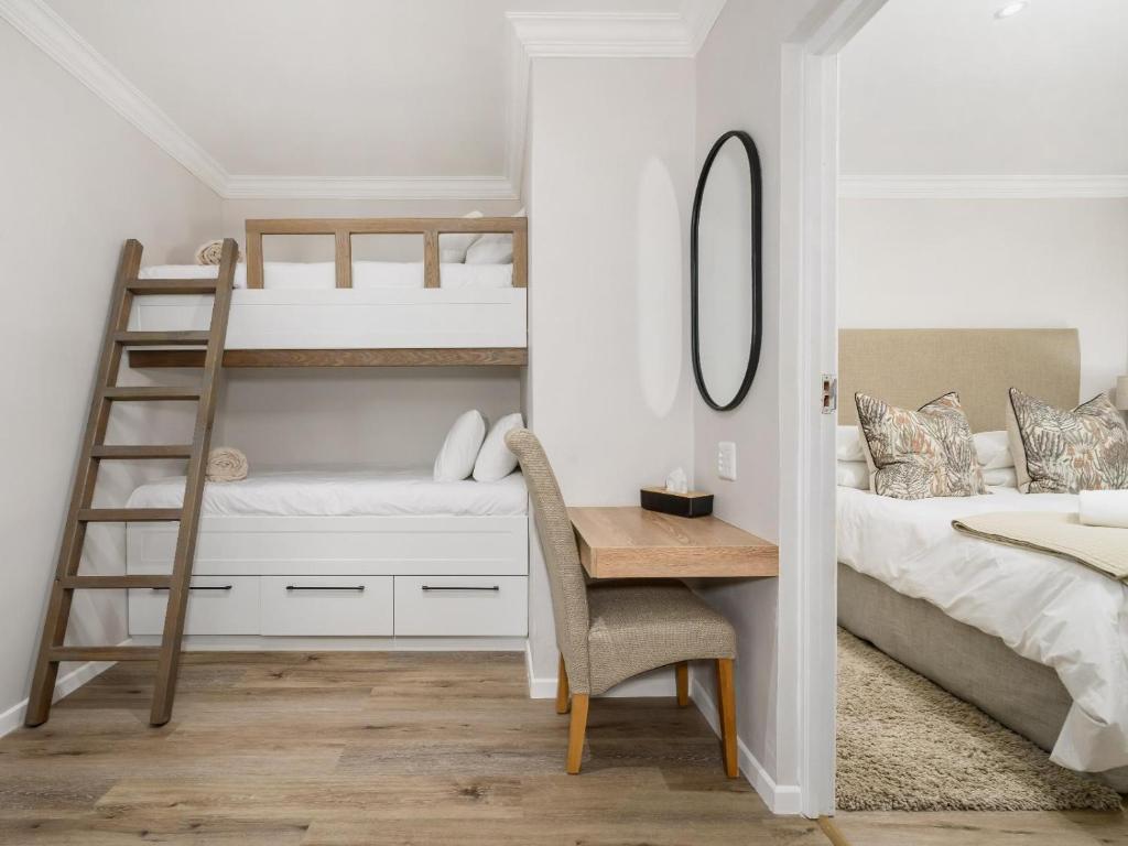 Una cama o camas en una habitación de Nadora's Rest