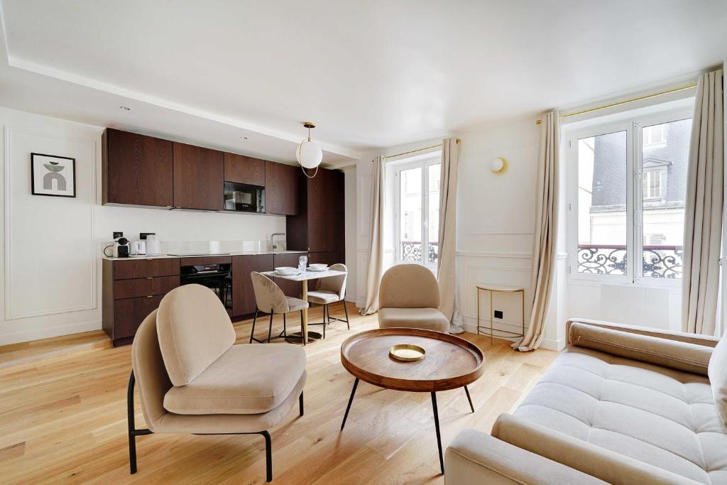 un salon avec un canapé et une table dans l'établissement Cosy apartment - 1BR-2P - Gros-Caillou-Invalides, à Paris