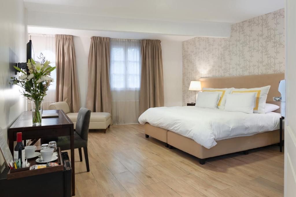 una habitación de hotel con una cama y un escritorio en Nuss Buenos Aires Soho, en Buenos Aires