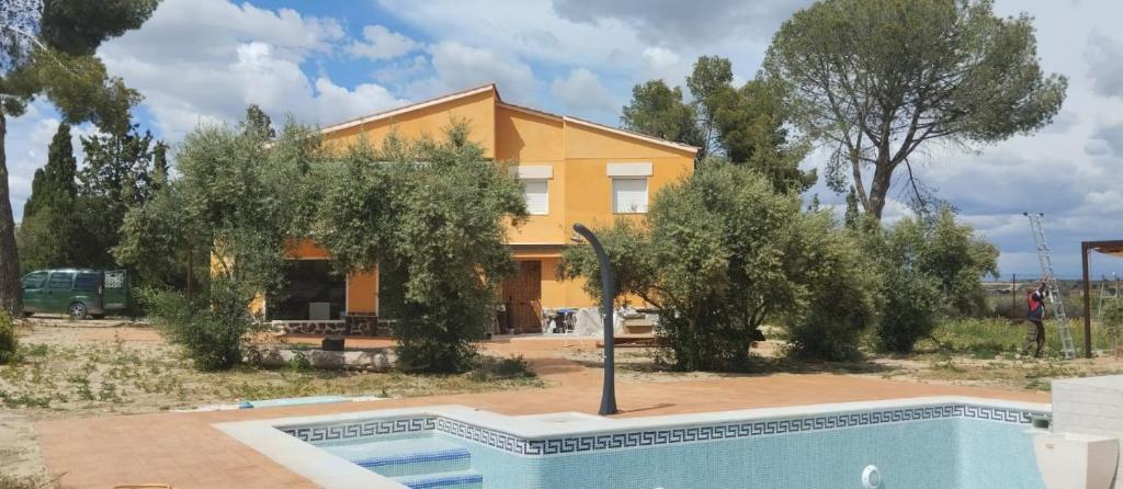a house with a swimming pool in front of it at Casa Rural Villamur in Guadamur
