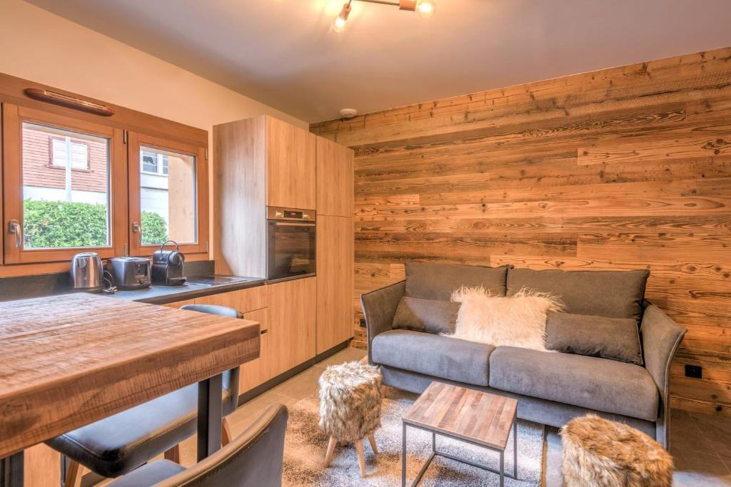 un salon avec un canapé et une table dans l'établissement Studio Arbois - Welkeys, à Megève