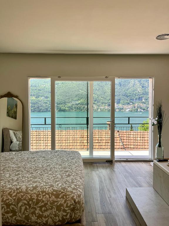 Postel nebo postele na pokoji v ubytování Villa Giulietta lake view Jacuzzi Spa 108