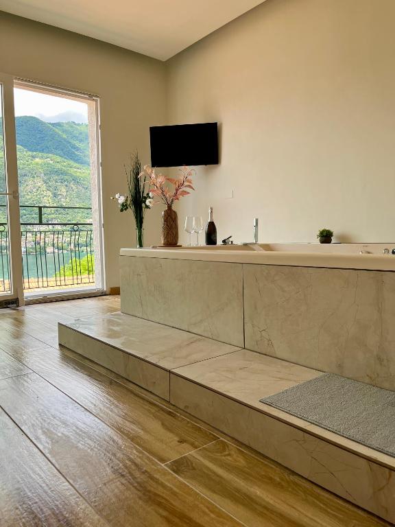 TV a/nebo společenská místnost v ubytování Villa Giulietta lake view Jacuzzi Spa 108