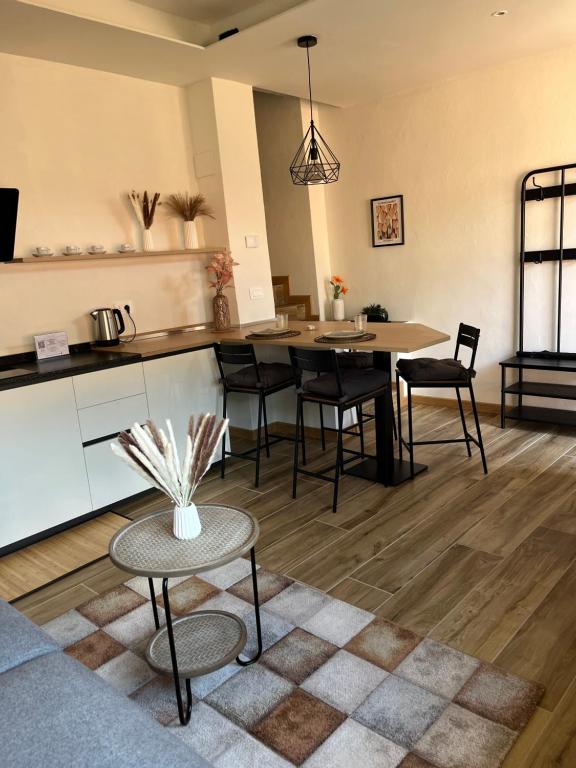 Kuchyň nebo kuchyňský kout v ubytování Villa Giulietta lake view Jacuzzi Spa 108