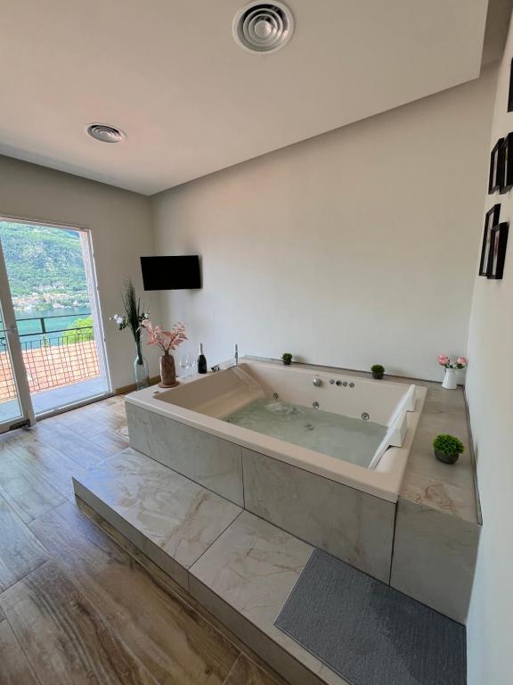 TV a/nebo společenská místnost v ubytování Villa Giulietta lake view Jacuzzi Spa 108