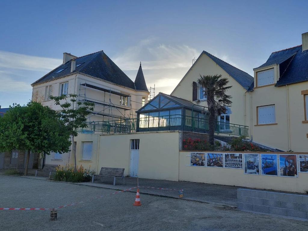 Gallery image of Maison avec Terrasse et véranda, plages à pied, à deux pas des commerces, du marché et du port - wifi et linge de lit inclus in Le Guilvinec