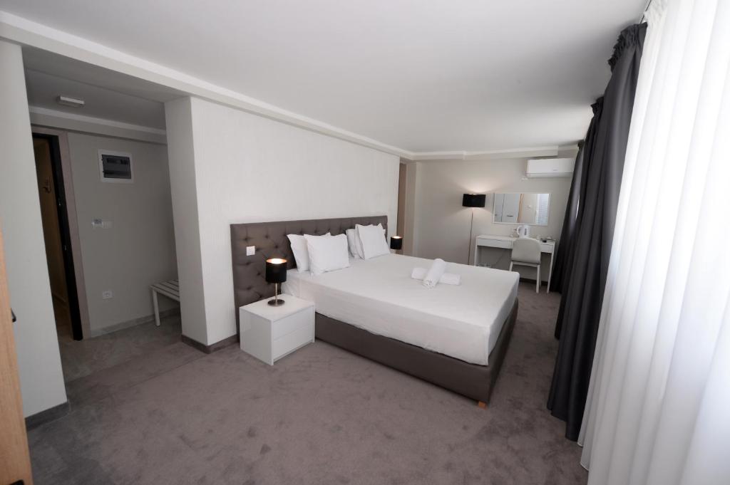Alexandar Square Apartments - Superior One-Bedroom Apartment With Balcony