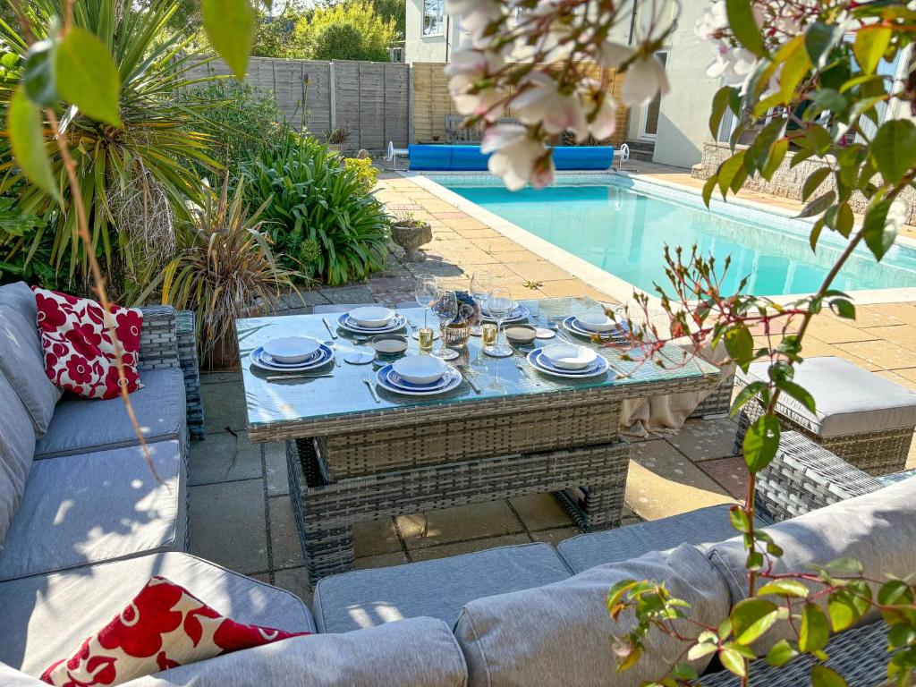 ドーチェスターにあるEast Creek - dog friendly beachside home with pool in Ringsteadのプールサイドのテーブル