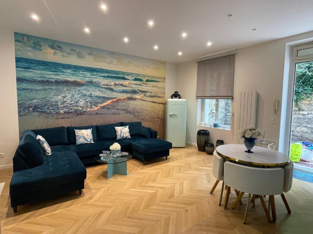 un salon avec un canapé et une table dans l'établissement Montmartre T2 - Proche Sacré Coeur, à Paris