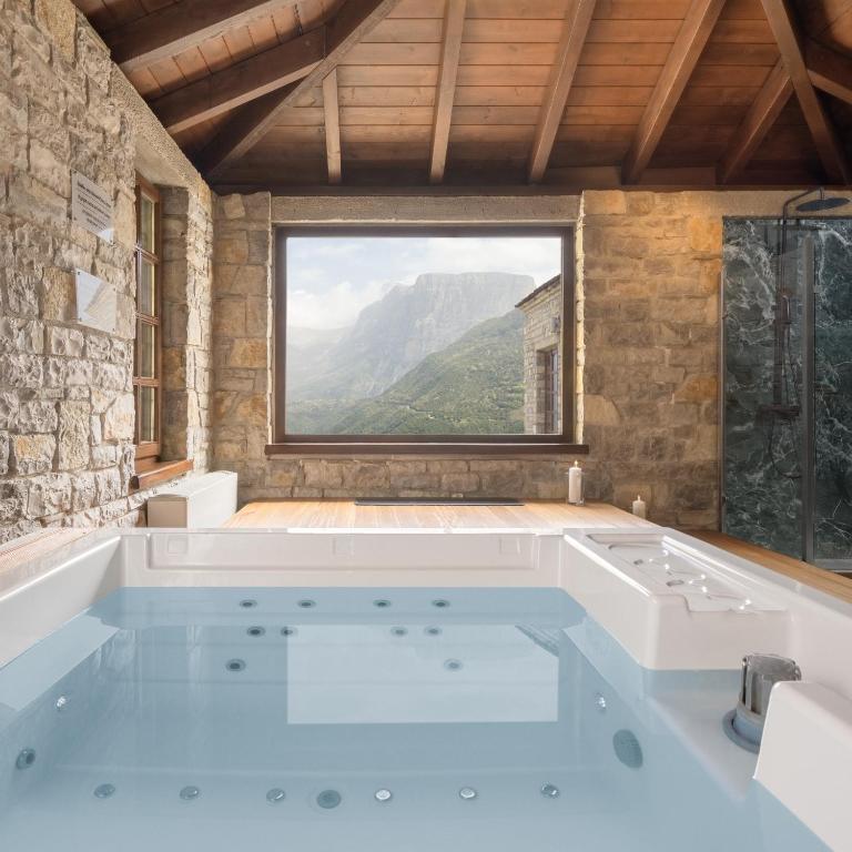 Nespecifikovaný výhled na hory nebo výhled na hory při pohledu z hotelu