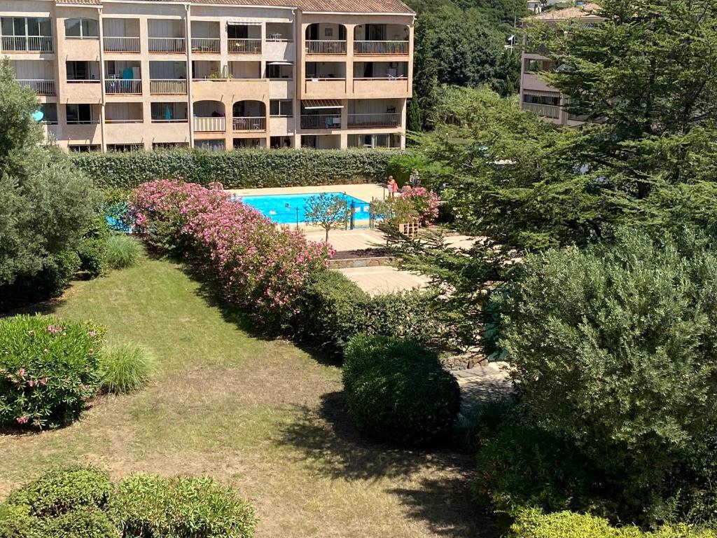 - une vue sur le jardin et la piscine dans l'établissement Le Domaine du Préconil, à Sainte-Maxime