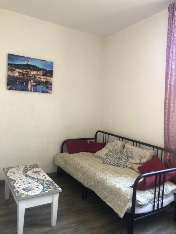 Ένα ή περισσότερα κρεβάτια σε δωμάτιο στο Sylvie's home, In Panier, Vieux Port in Marseille
