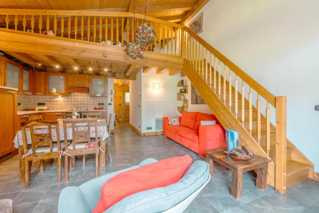 - un salon avec un canapé rouge et un escalier dans l'établissement Appartement Des Granges - Happy Rentals, à Chamonix-Mont-Blanc