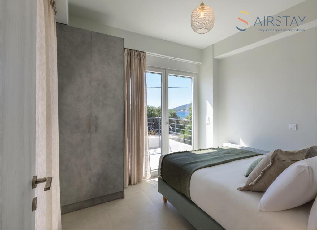 Ένα ή περισσότερα κρεβάτια σε δωμάτιο στο Komos Villas Airport by Airstay