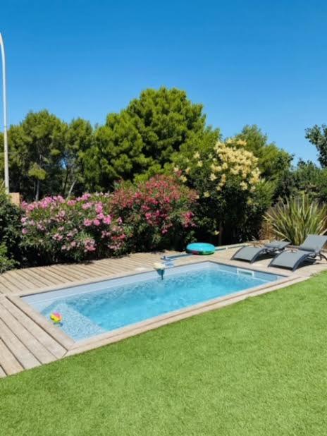- une piscine avec des chaises longues à côté d'une cour dans l'établissement Villa piscine prive & jacuzzi 300 de la mer, à Saint-Cyr-sur-Mer