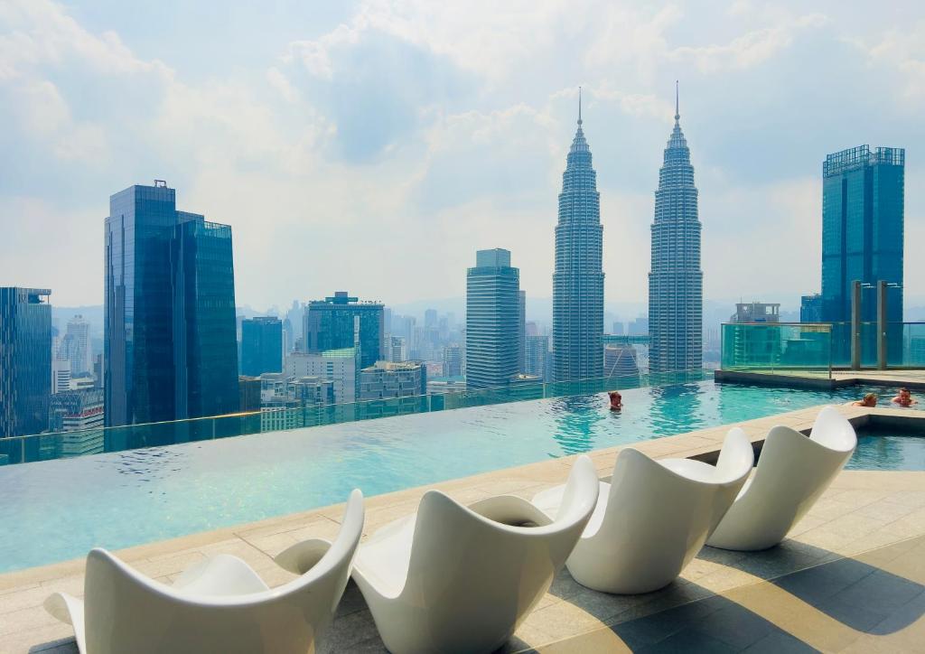 ein Schwimmbad auf dem Dach eines Gebäudes mit hohen Gebäuden in der Unterkunft Imperial KLCC Residence in Kuala Lumpur