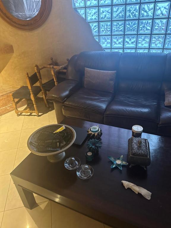 a living room with a couch and a table at Charmant appartement in Casablanca
