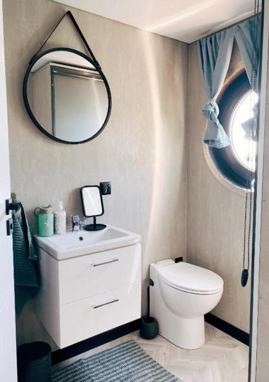 Kúpeľňa v ubytovaní AquaHouse Zamkowe