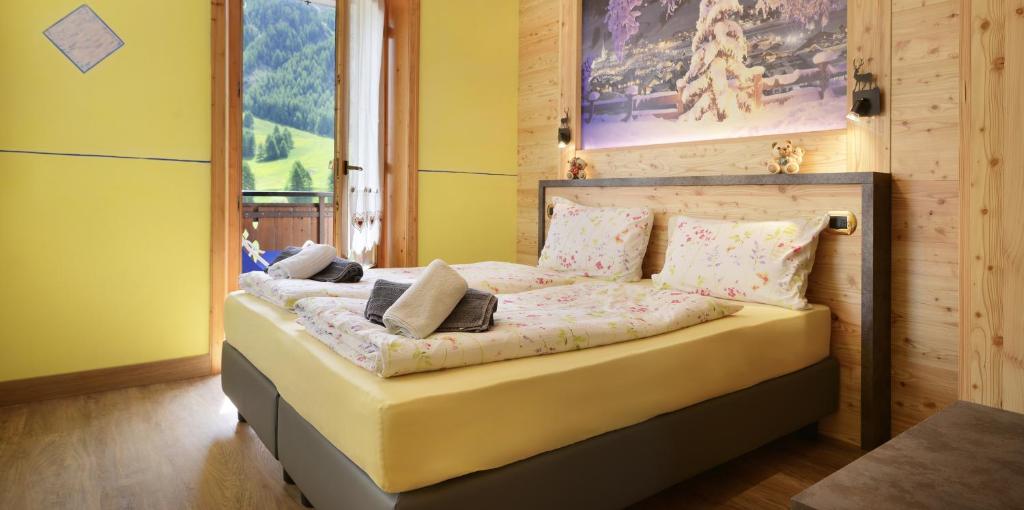 a bedroom with a bed in a room at Baita La Fonte in Livigno