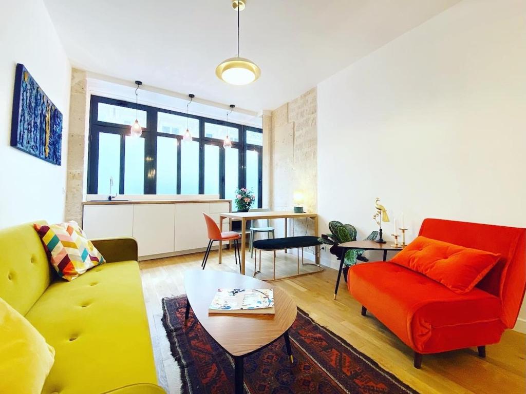 un salon avec un canapé et une table dans l'établissement Appartement de standing a Paris - FLAT-GUEST, à Paris