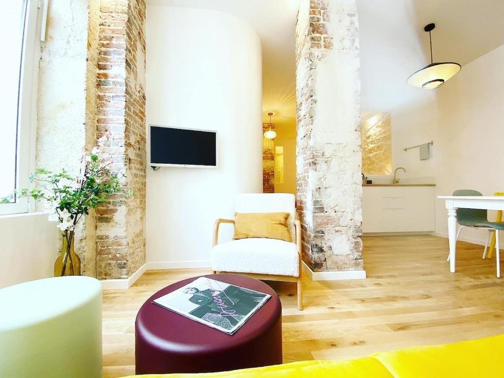 - un salon avec un canapé, une chaise et une table dans l'établissement Sublime loft au coeur de Paris 10 - FLAT-GUEST, à Paris