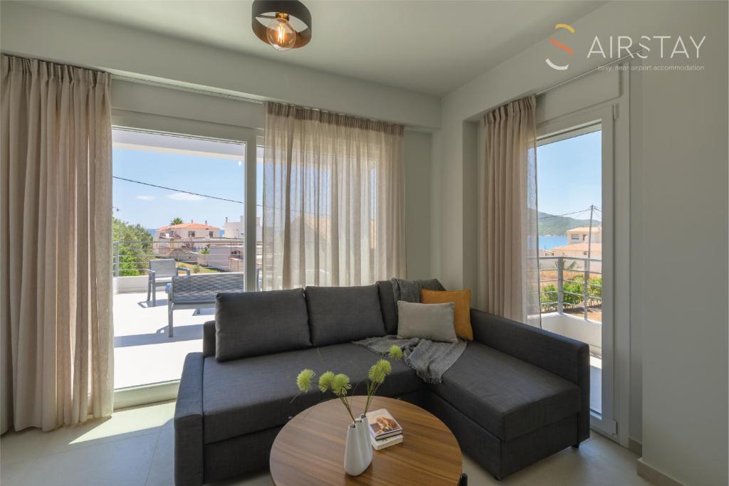 Χώρος καθιστικού στο Komos Villas Airport by Airstay