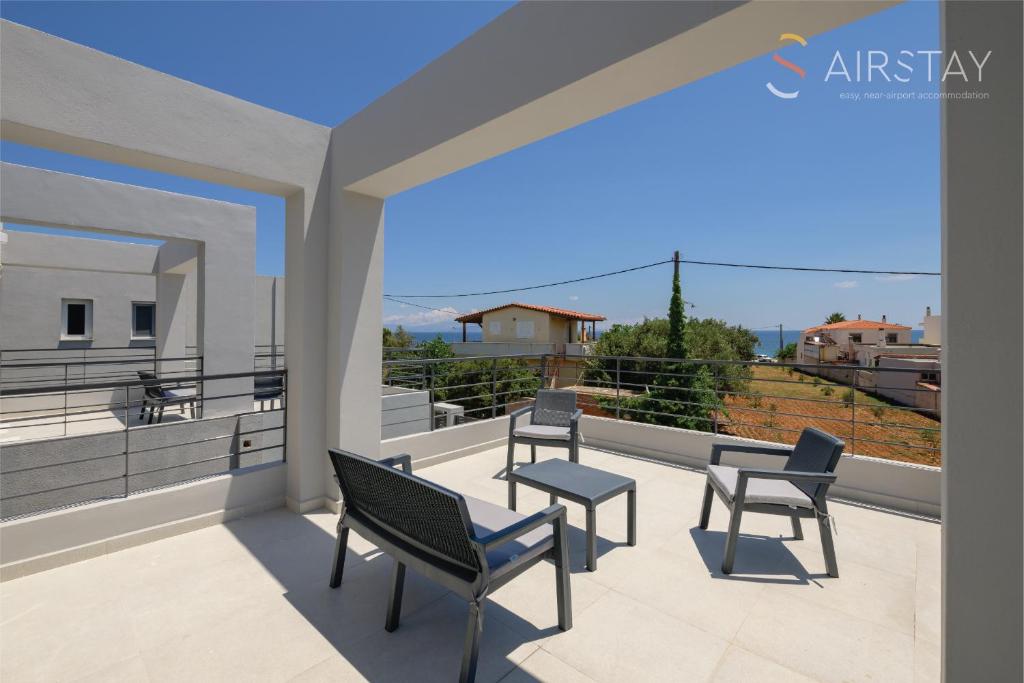 Μπαλκόνι ή βεράντα στο Komos Villas Airport by Airstay