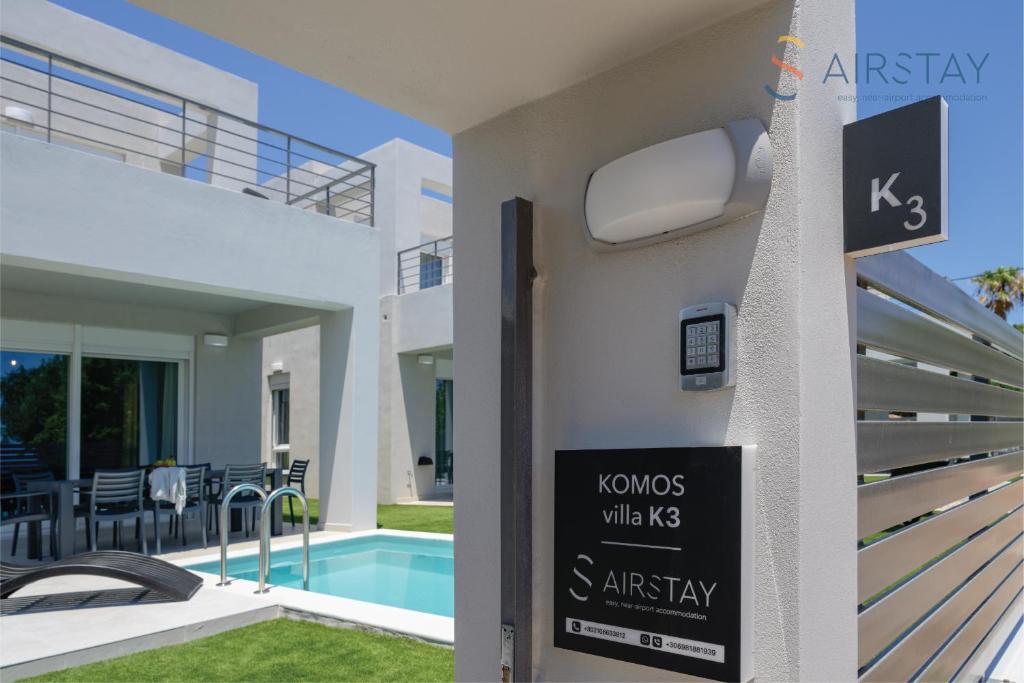 Πισίνα στο ή κοντά στο Komos Villas Airport by Airstay